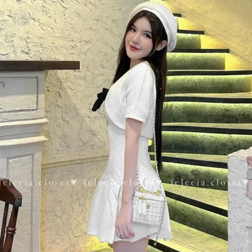 Sét đầm dạ trắng nơ đen ngực kèm khoác crop