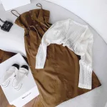 Sét đầm midi kaki nâu 2 dây rút dây eo kèm khoác crop trắng lưới