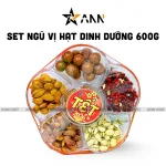 Set Hộp Mix Hạt Ngũ Vị (Hạt Điều Rang Muối, Quả Óc Chó Vàng, Quả Óc Chó Đỏ, Macca, Hạt Dẻ Cười, Hạnh Nhân Rang Bơ) Bông Mai 600G Hộp Tết 2026