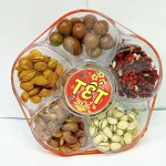 Set Hộp Mix Hạt Ngũ Vị (Hạt Điều Rang Muối, Quả Óc Chó Vàng, Quả Óc Chó Đỏ, Macca, Hạt Dẻ Cười, Hạnh Nhân Rang Bơ) Bông Mai 600G Hộp Tết 2026