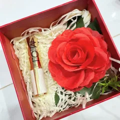 Set Hộp Quà Tặng Son Môi Love M.O.I Màu Vàng - Son Moi 3 Màu - Hộp Hoa Rơm Nhiều Màu