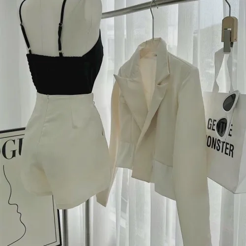 Sét khoác vest tay dài kèm áo 2 dây đen + short xếp ly eo