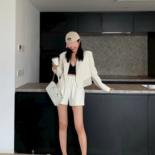 Sét khoác vest tay dài kèm áo 2 dây đen + short xếp ly eo