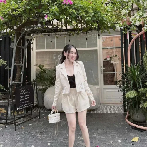 Sét khoác vest tay dài kèm áo 2 dây đen + short xếp ly eo