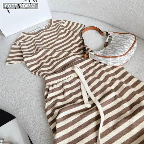 Sét len sọc cổ tròn + chân váy midi quảng châu