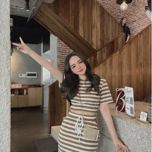 Sét len sọc cổ tròn + chân váy midi quảng châu