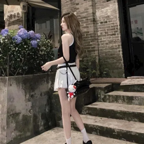 Sét pull đen ba lỗ viền trắng + chân váy xếp ly kèm nịt