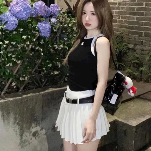 Sét pull đen ba lỗ viền trắng + chân váy xếp ly kèm nịt