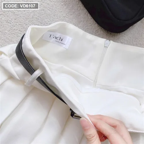 Sét pull đen ba lỗ viền trắng + chân váy xếp ly kèm nịt