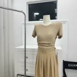 Sét pull nâu cổ tròn rút hông + quần suông xếp ly kèm belt