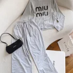 Sét pull xám miu miu + quần suông sọc quảng châu
