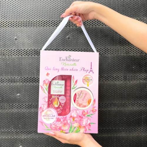 Set Quà Tặng Sữa Tắm Enchanteur Naturelle Hương Hoa Iris & Tẩy Tế Bào Chết Body (Set Màu Hồng)