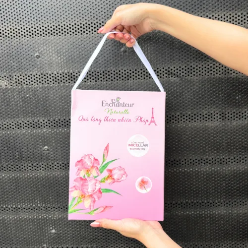 Set Quà Tặng Sữa Tắm Enchanteur Naturelle Hương Hoa Iris & Tẩy Tế Bào Chết Body (Set Màu Hồng)