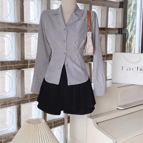 Sét sơ mi kẻ sọc + chân váy đen xếp ly