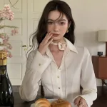 Sét sơ mi trắng chocker cổ + chân váy midi jean