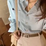 Sét sơ mi xanh + chân váy midi nude kèm nịt