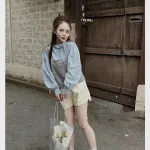 Sét sơ mi xanh nơ cổ kèm crop yếm gân xám + short trắng