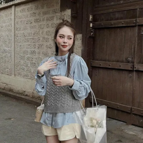 Sét sơ mi xanh nơ cổ kèm crop yếm gân xám + short trắng