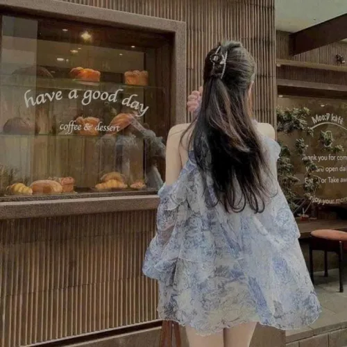 Sét voan hoa xanh cổ yếm khoét vai + short trắng