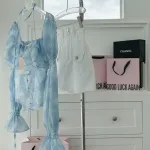 Sét voan hoa xanh viền bèo tay loe + chân váy kaki trắng
