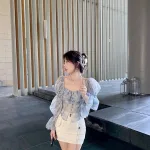 Sét voan hoa xanh viền bèo tay loe + chân váy kaki trắng