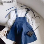 Sét yếm jean cột vai kèm áo trắng trễ vai tay bochun