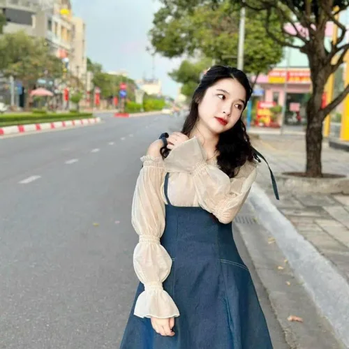 Sét yếm jean cột vai kèm áo trắng trễ vai tay bochun