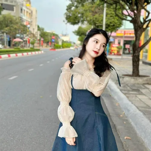 Sét yếm jean cột vai kèm áo trắng trễ vai tay bochun