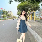 Sét yếm jean cột vai kèm áo trắng trễ vai tay bochun