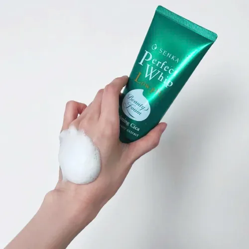 Sữa Rửa Mặt Senka Perfect Whip Chiết Xuất Rau Má Màu Xanh Lá Dịu Nhẹ Cho Da Nhạy Cảm 100g