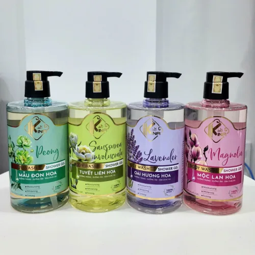 Sữa Tắm Kina Hương Nước Hoa Mộc Lan 900ml - Hỗ Trợ Cấp Ẩm Dưỡng Sáng Da Mịn Màng - Tặng Kèm 1 Bông Tắm