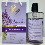 Sữa Tắm Kina Hương Nước Hoa Oải Hương 900ml - Hỗ Trợ Cấp Ẩm Dưỡng Sáng Da Mịn Màng - Tặng Kèm 1 Bông Tắm