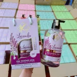 Sữa Tắm Kina Hương Nước Hoa Oải Hương 900ml - Hỗ Trợ Cấp Ẩm Dưỡng Sáng Da Mịn Màng - Tặng Kèm 1 Bông Tắm