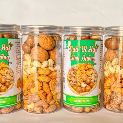 Tết này shop em có bán thêm đồ ăn vặt nha khách có đầy đủ các món luôn ạ