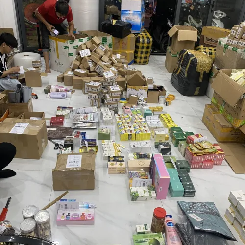 Tham khảo sản phẩm của shop ở đâu ?
