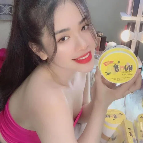 Thoa kem BODY LEMON đều đặn để có làm da trắng mịn diện tết cho bằng chị bằng em