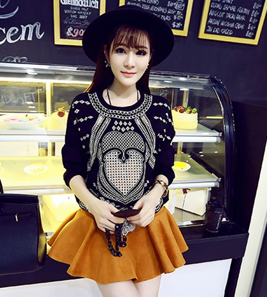 Một chiếc áo thun nữ tay dài có sự kết hợp mới lạ với những họa tiết và mài trơn của áo sẽ làm chiếc áo của bạn vô cùng nổi bật và thời thượng.