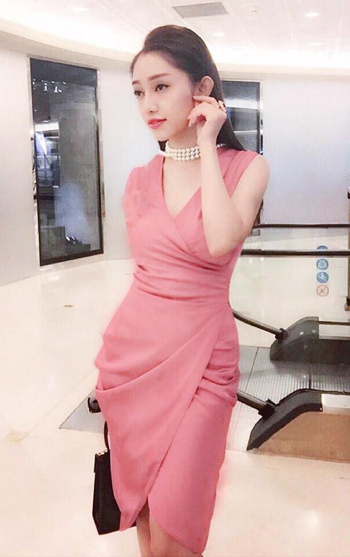 Có lẽ váy đầm body cuốn hút là loại trang phục hoàn hảo nhất để khoe triệt để đường cong của người phụ nữ